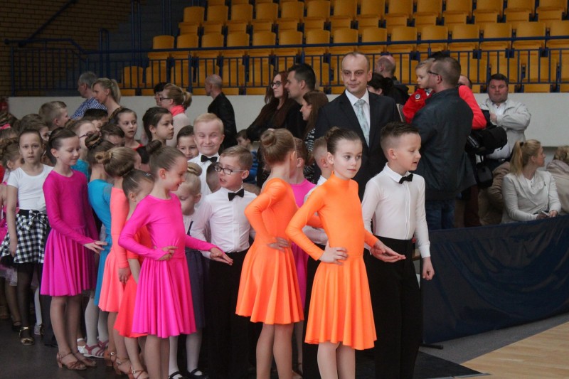 Pary taneczne czekają przed występem (link prowadzi do powiększonej wersji zdjęcia)