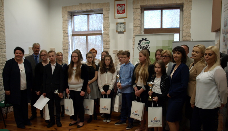 Zdjęcie grupowe uczestników, oranizatorów i gości konkursu