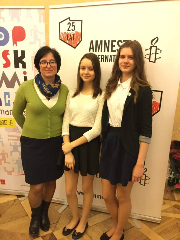 Uczennice Aleksandra Jelińska i Jagoda Szymczyk wraz z opiekunką Wiolettą Rafałowicz