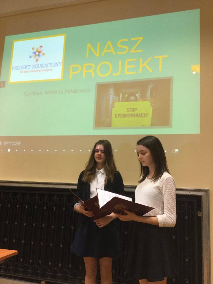 Uczennice z Gimnazjum Publicznego w Dębnie: Aleksandra Jelińska i Jagoda Szymczyk podczas prezentacji