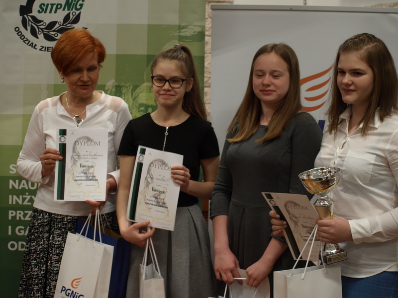 Zwyciężczynie konkursu wraz z opiekunką (kliknij aby powiększyć zdjęcie)