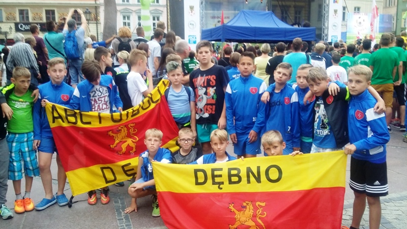 ABC Futbolu we Wrocławiu z flagą Dębna (link prowadzi do powiększonej wersji zdjęcia)