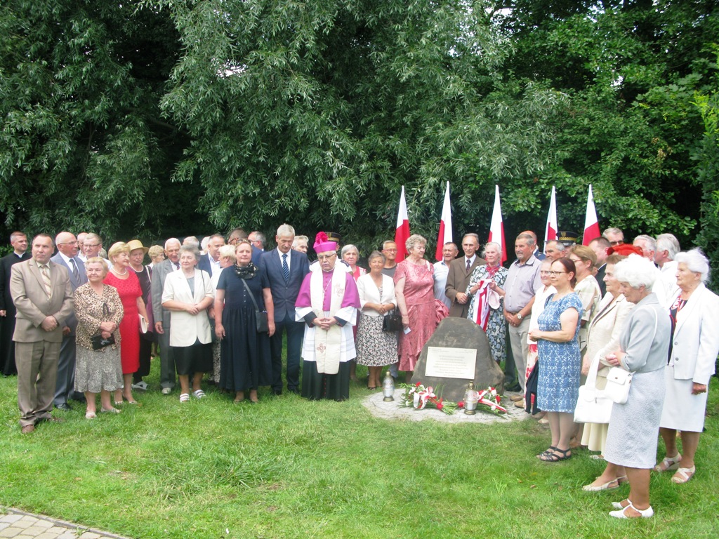 Pamiątkowe zdjęcie przy kamieniu