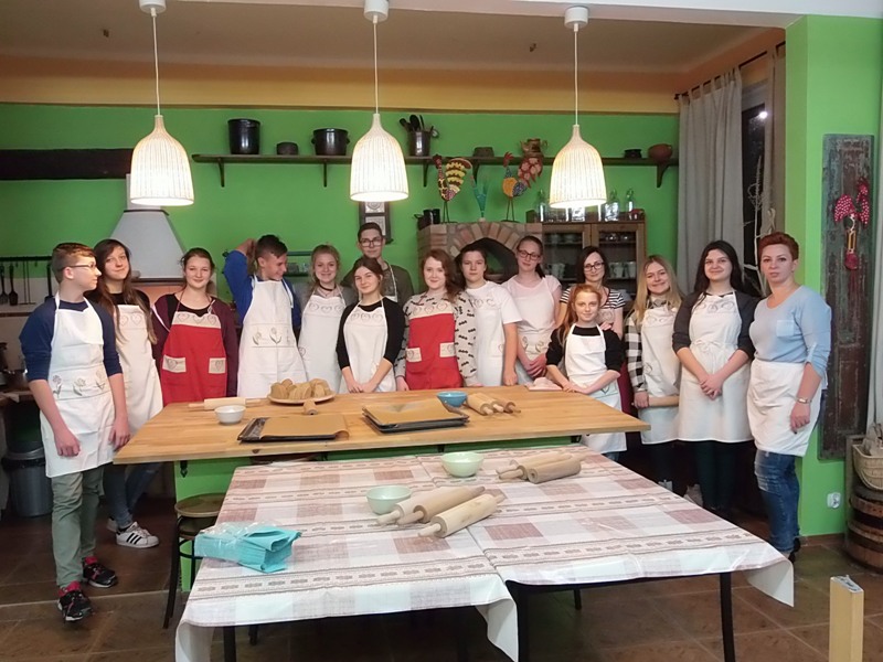 Zdjęcie grupowe na zajęciach kulinarnych (link prowadzi do powiększonej wersji zdjęcia)