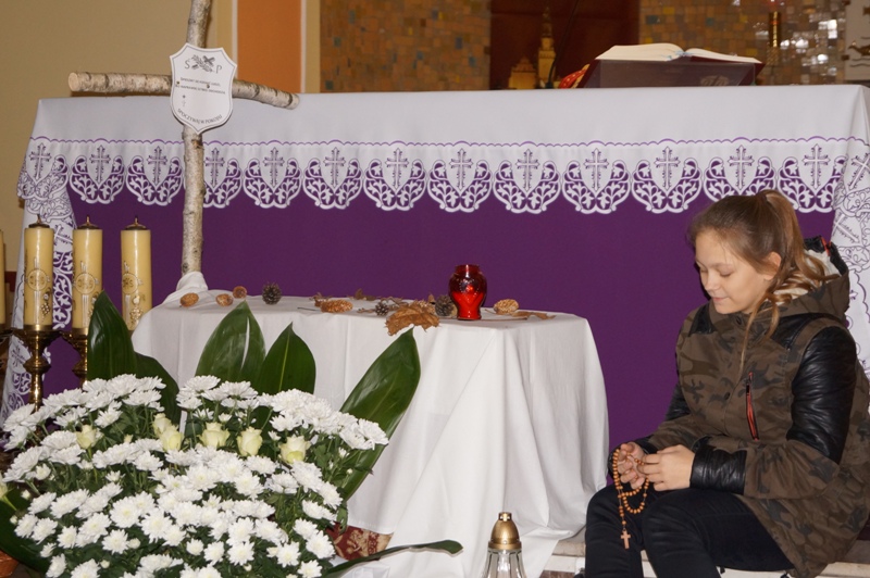 Uczennica podczas występu (link prowadzi do powięksoznej wersji zdjęcia)