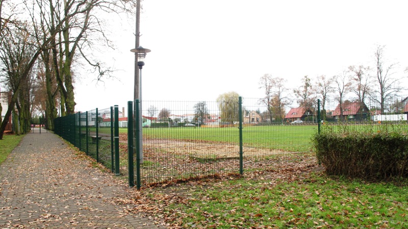 Ogrodzenie wokół boiska (link prowadzi do powiększonej wersji zdjęcia) 
