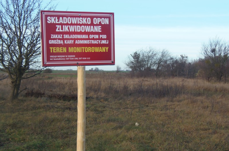 Tablica z zakazem skałdowania opon (link prowadzi do powiększonej wersji zdjęcia)