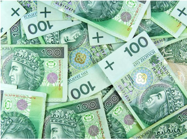 Rozrzucone banknoty stuzłotowe