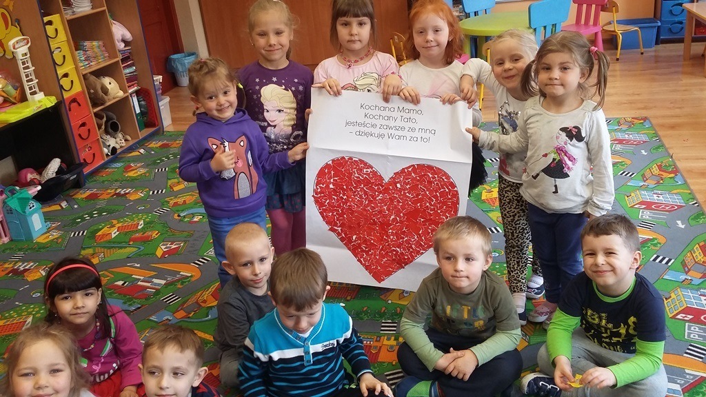 Grupka dzieci z wielkim wyklejanym sercem (link prowadzi do powiększonej wersji zdjęcia)