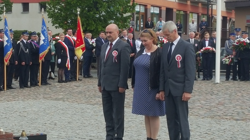 Delegacja władz samorządowych składa wieniec pod pomnikiem