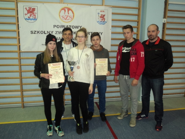 Zawodnicy z Zespołu Szkół i Placówek w Smolnicy i opiekunowie (link prowadzi do powiększonej wersji zdjęcia)