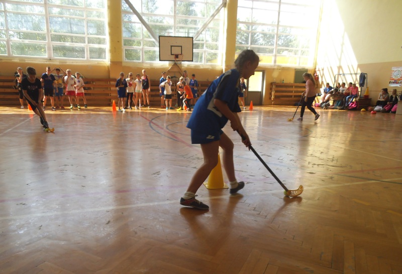 Uczeń z kijem do hokeja w konkurencji