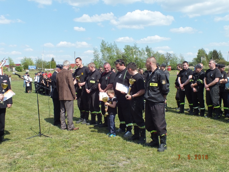 Burmistrz Dębna i Edward Skoczylas wręczają puchar dla drużyny OSP Dargomyśl