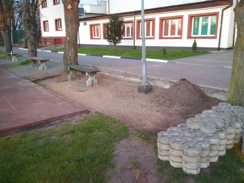 Prace remontowe na boisku sportowym