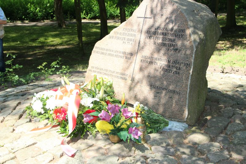 W parku miejskim w Dębnie znajduje się kamień upamiętniający dawnych mieszkańców Neudamm (link prowadzi do powiększonej wersji zdjęcia)