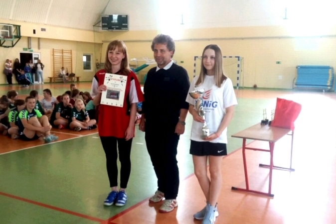 Najlepsze zawodniczki z Dębna z pucharami (link prowadzi do powiększonej wersji zdjęcia)