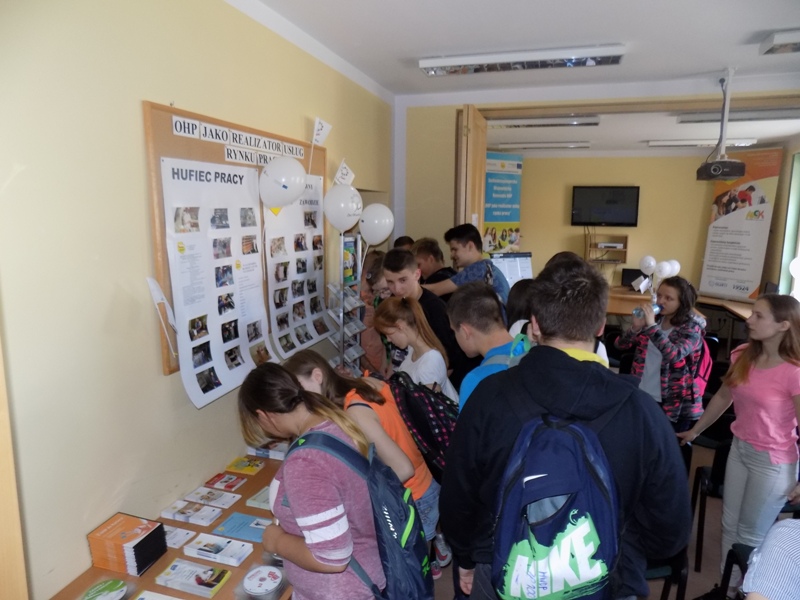 Młodzież zapoznaje się z ofertą informacyjną MCK