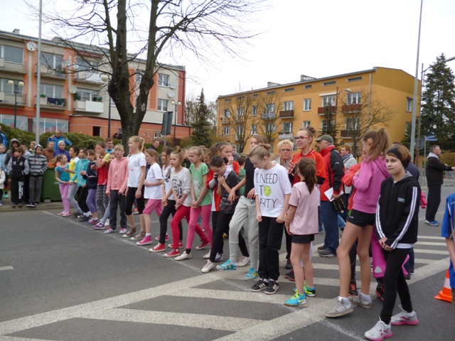 Grupa dziewcząt na starcie biegu