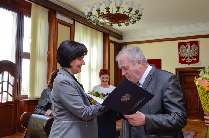 Elżbieta Herbin odbiera list gratulacyjny od wojewody zachodniopomorskiego Piotra Jani