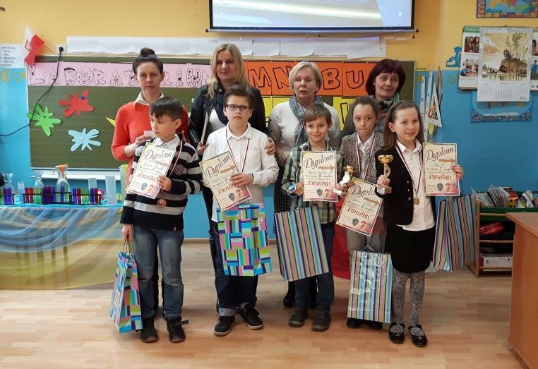 Laureaci konkursu z opiekunami. Link prowadzi do powiększonej wersji zdjęcia