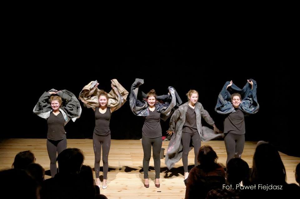 Aktorzy Teatru KOD podczas występu (link prowadzi do powiększonej wersji zdjęcia)