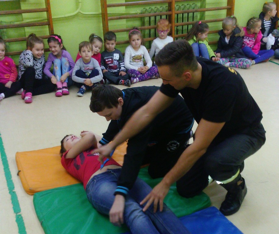 Praktyczne ćwiczenia udzielania pierwszej pomocy (link prowadzi do powiększonej wersji zdjęcia)