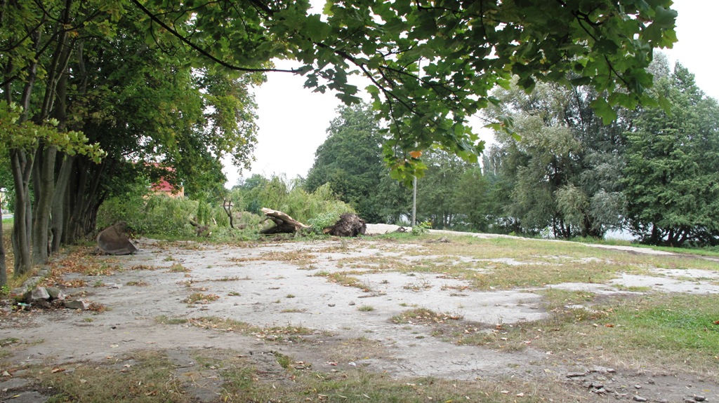 Widok na teren, który zostanie wyrównany (link prowadzi do powiększonej wersji zdjęcia)