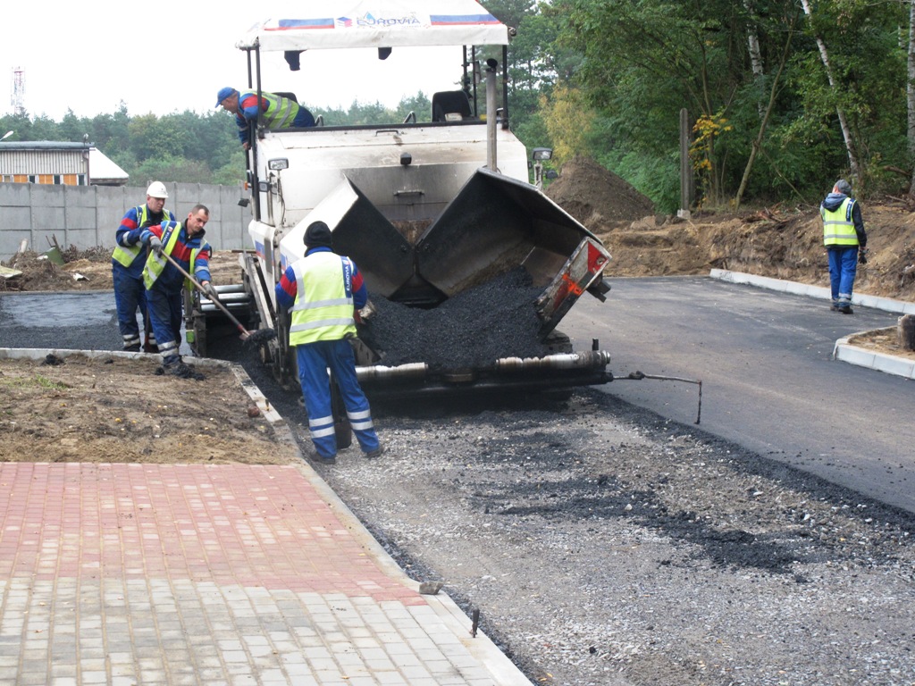 Drogowcy kładą warstwy nawierzchni (link prowadzi do powiększonej wersji zdjęcia)