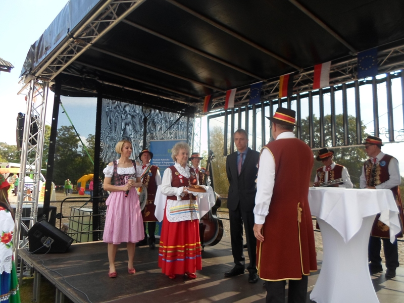 Kapela Dębniacy przekazuje chleb dożynkowy