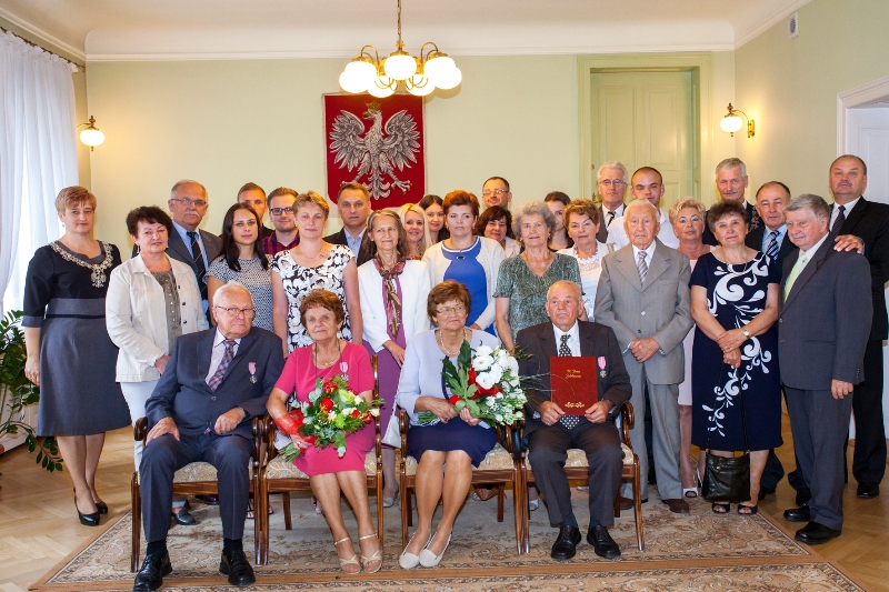 Zdjecie grupowe jubilatów z rodzinami (link prowadzi do powiększonej wersji zdjęcia)