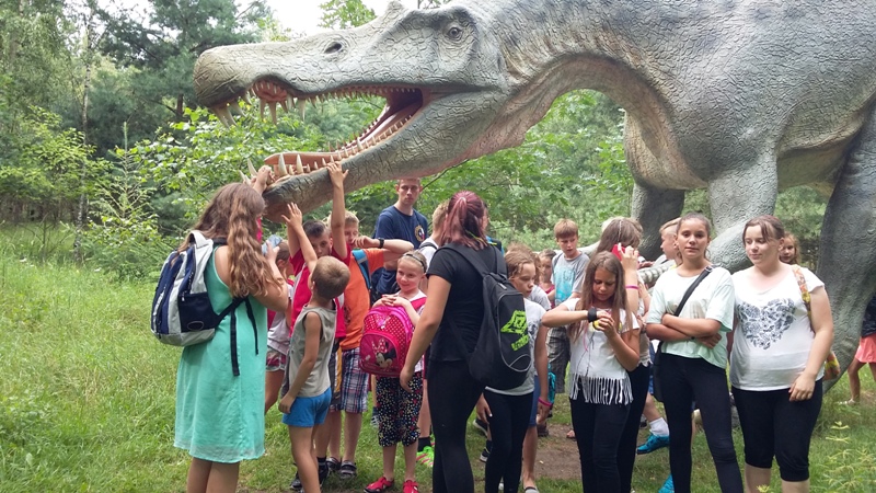Dzieci w parku dinozaurów