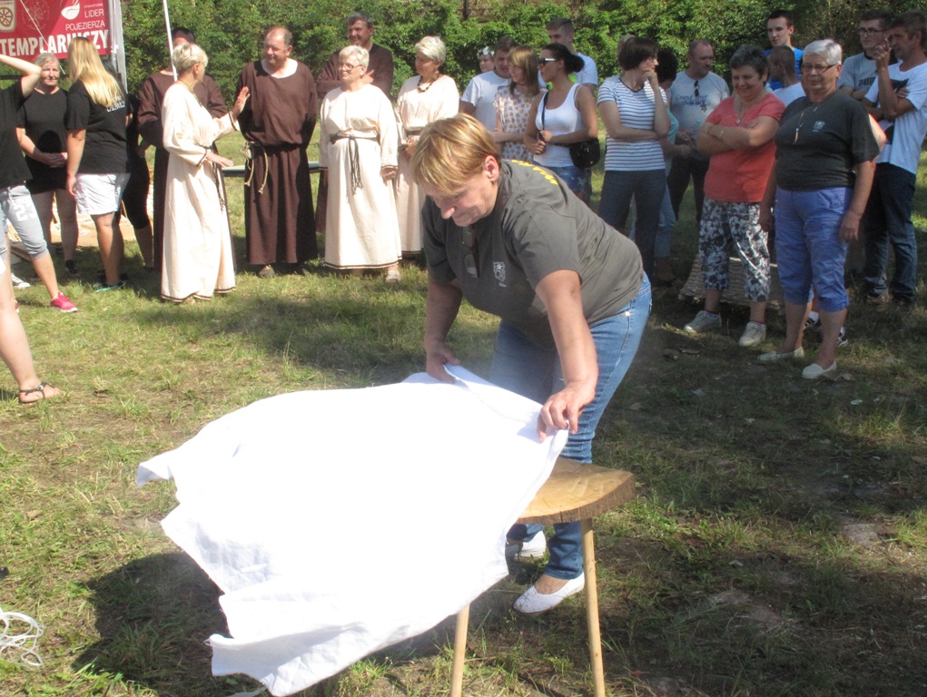 Mieczysława Oraczewska z Warnic w konkurencji nakrywanie do stołu