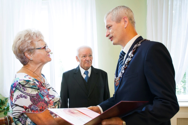 Burmistrz Dębna składa list gratulacyjny Państwu: Natali i Stefanowi Gawrysiakom