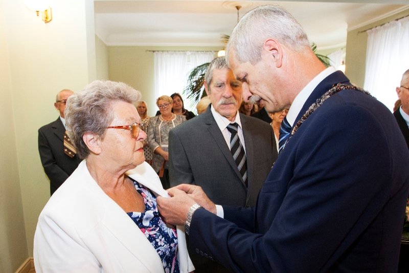 Burmistrz Dębna odznacza Państwa Krystynę i Bolesława Szyfman