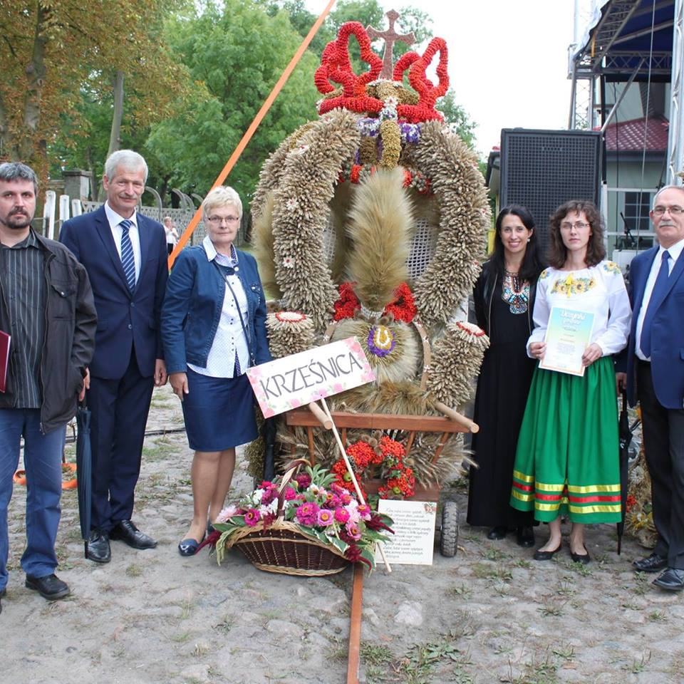 Wieniec Krześnicy z komisją konkursową (od lewej: W. Browiński, P. Downar, H. Stańczak, J. Rau, Sołtys. W. Kuchowicz, A. Kaczmarczyk
