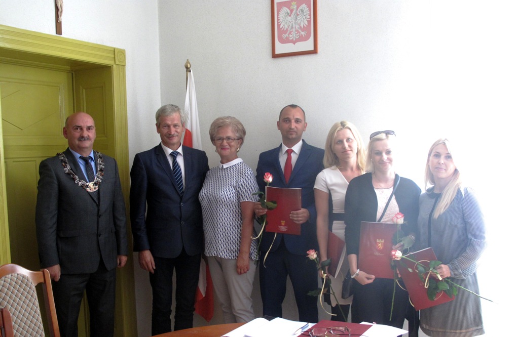 Wspólne zdjęcie nauczycieli z władzami gminy (link prowadzi do powiększonej wersji zdjęcia)