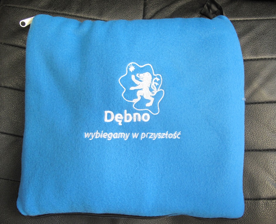 Koc polarowy - poduszka z logo Dębna (link prowadzi do powiększonej wersji zdjęcia)