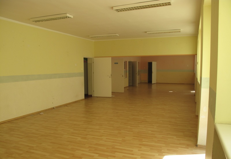Sala po byłym oddziale żłobkowym (link prowadzi do powiększonej wersji zdjęcia)