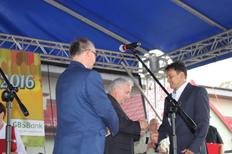 Radni Rady Miejskiej w Dębnie: Adam Kaczmarczyk i Jan Sypniewicz wręczają medal Krzysztofowi Maciaszkowi
