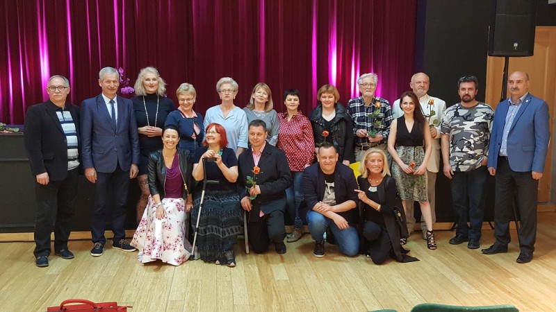 Artyści pleneru wraz z władzami gminy i pracownikami DOK-u