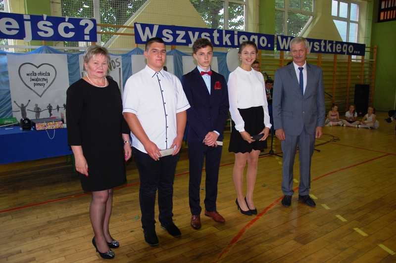 Wyróznieni uczniowie z GP Dębno z dyrtektor szkoły i burmistrzem