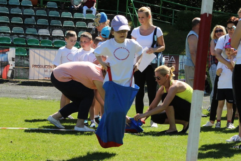 Dziecko skacze w worku