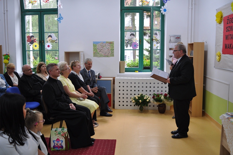 Powiększ zdjęcie: Ks. Wojciech Lipowicz przemawia do zgromadzonych gości