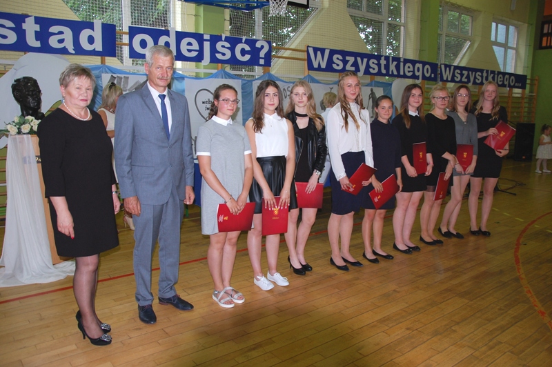 Wyróżnione uczennice z Gimnzajum Publ;icznego w Dębnie z burmistrzem i dyrektor szkoły