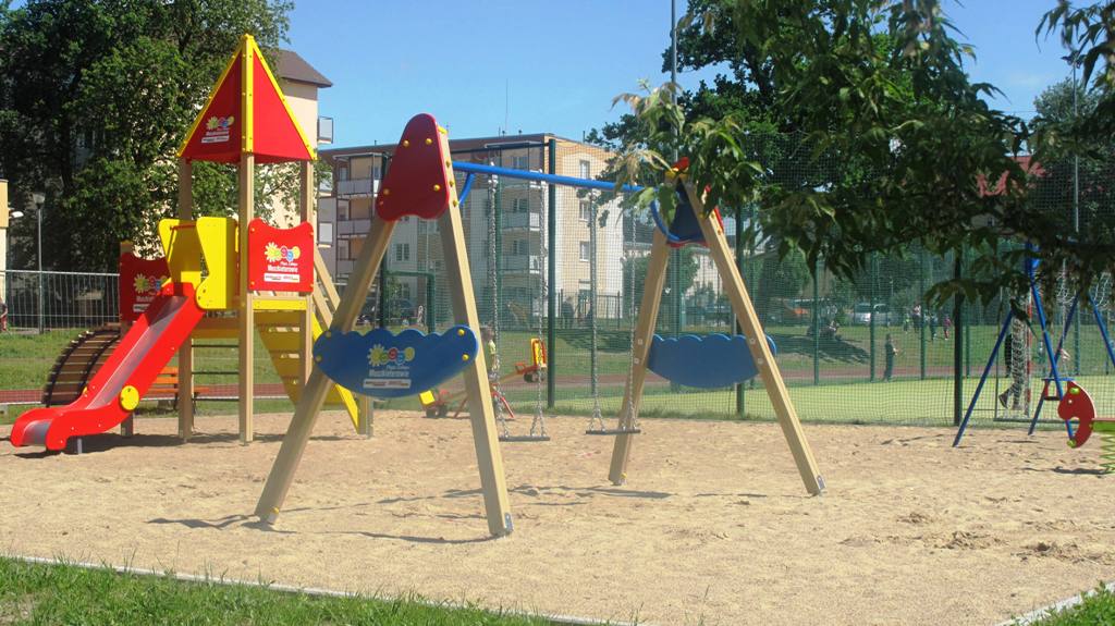 Plac zabaw składa się z wieży ze zjeżdżalnią, bujaka i huśtawek
