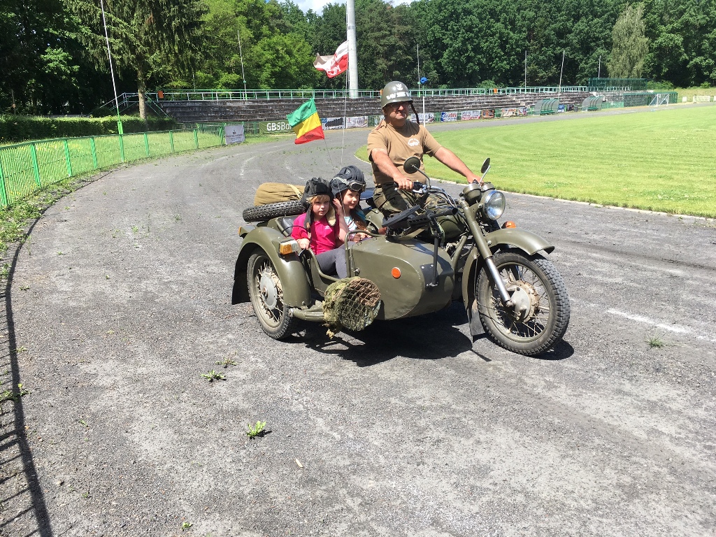 Dzieci na przejazdżce zabytkowym motocyklem