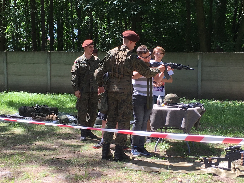 Powiększ zdjęcie. Chłopak na strzelnicy