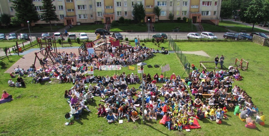 Powiększ zdjęcie. Widok z góry na wszystkich uczestników akcji w plenerze