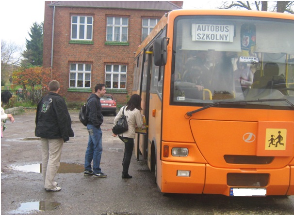 Wsiadający ludzie do gimbusa