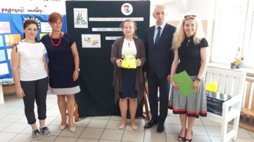 Julia Strzelecka odbiera wyróżnienie od przedstawiciela KRUS